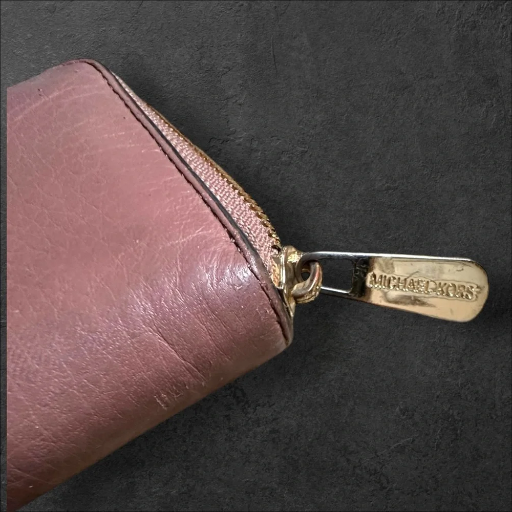 Elevate your style with this exquisite Michael Kors mauve leather wallet! GUC